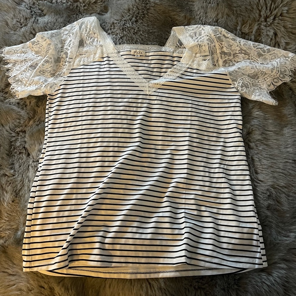 Pol lace sleeve top